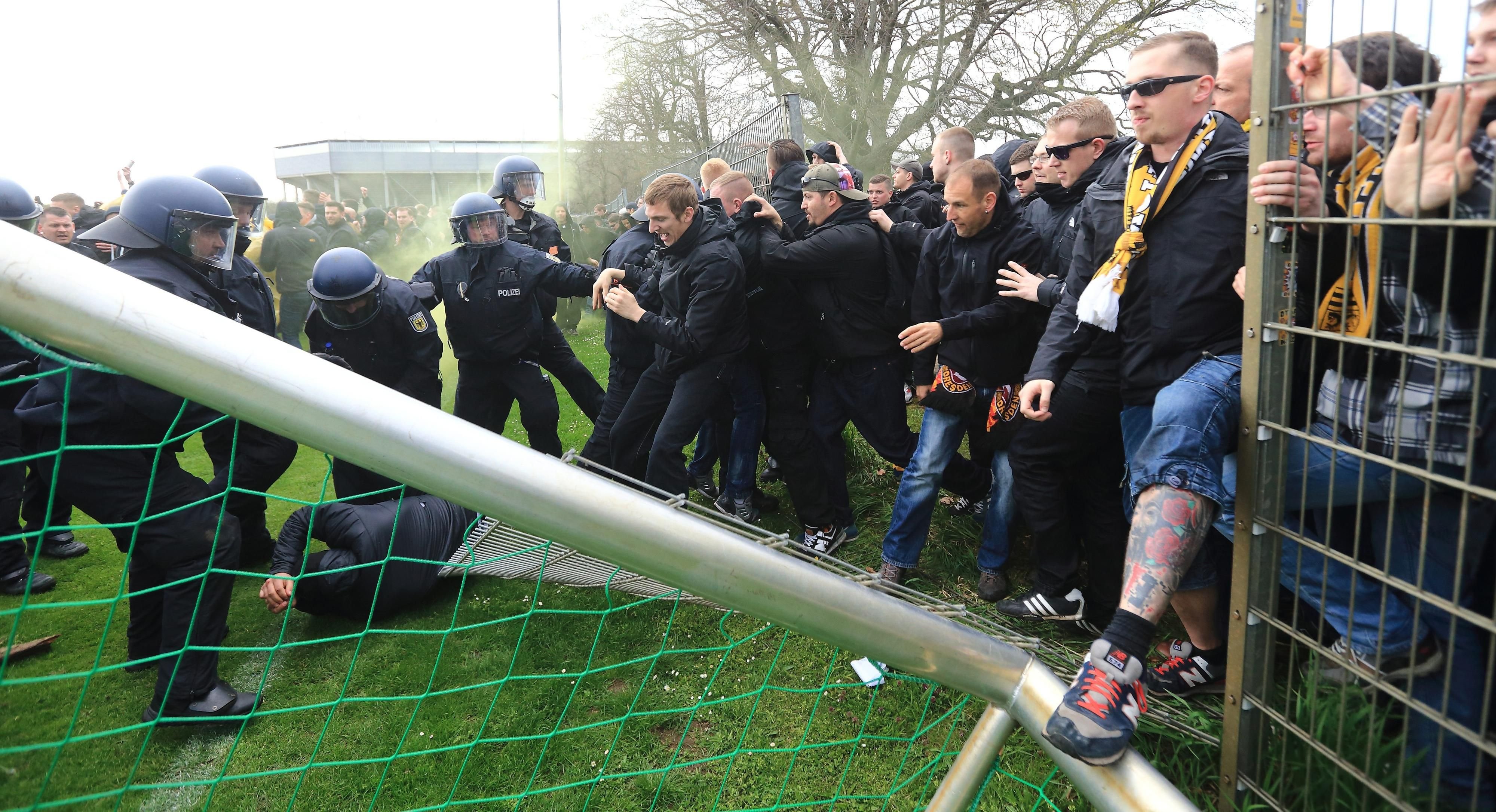 Anhänger von Dynamo Dresden präsentierten sich zum Derby in Magdeburg mal wieder von ihrer schlechten Seite.
