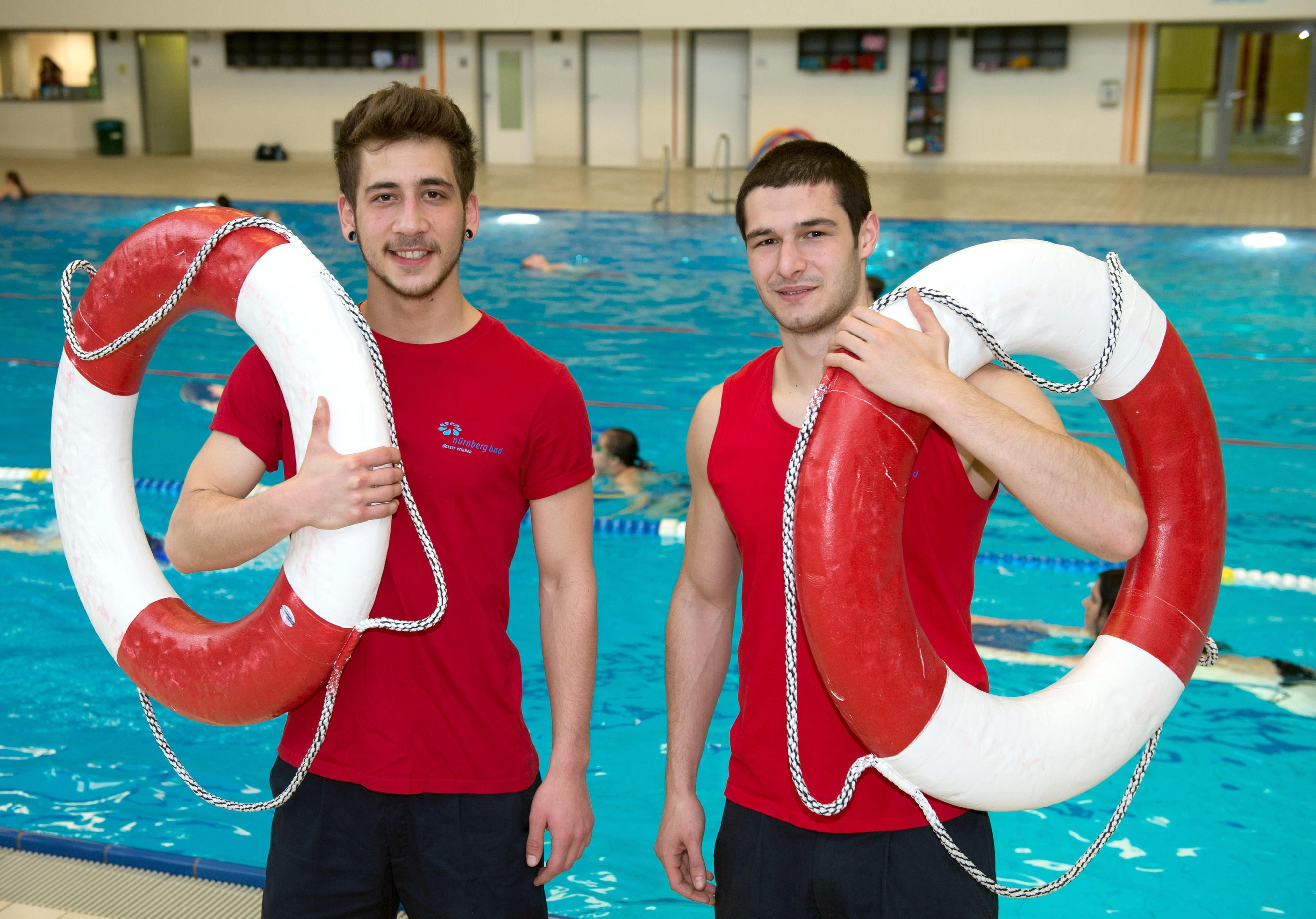 Michael Pfänder (links) und Dominic Zinnbauer machen eine Ausbildung zum Fachangestellen für Badebetriebe.
