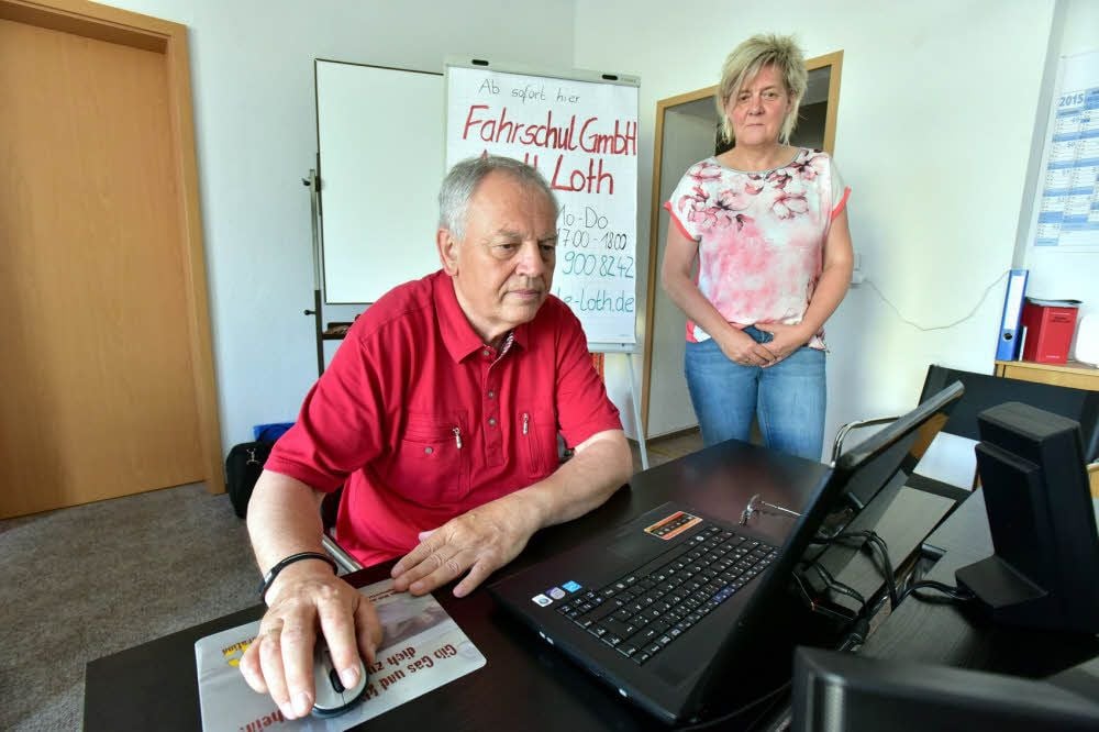 MZ-Mitarbeiter Klaus-Dieter Kunick legte dieser Tage bei der Weißenfelser Fahrlehrerin Anett Loth die Theorieprüfung ab, was im Normalfall allerdings nicht geht. Denn alle theoretischen Prüfungen nimmt die Dekra ab - entweder in Naumburg, in Zeitz oder in Merseburg.