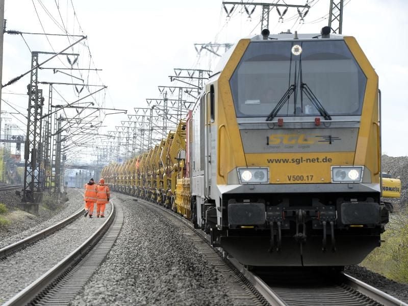 Ein Reparaturzug auf der Schnellbahnstrecke Hannover-Kassel. Foto: Swen Pförtner