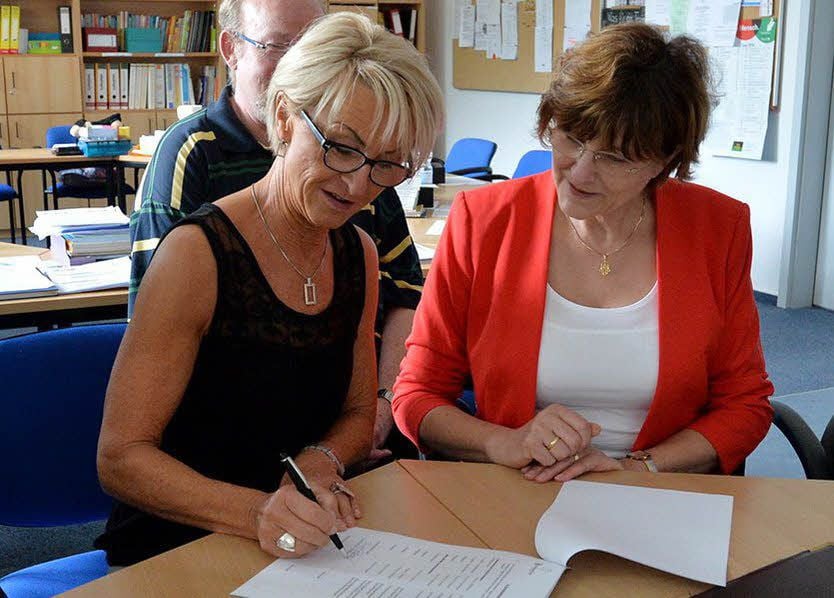 Ute Riebert (l.) und Veronika Schmidt schließen einen Vertrag.