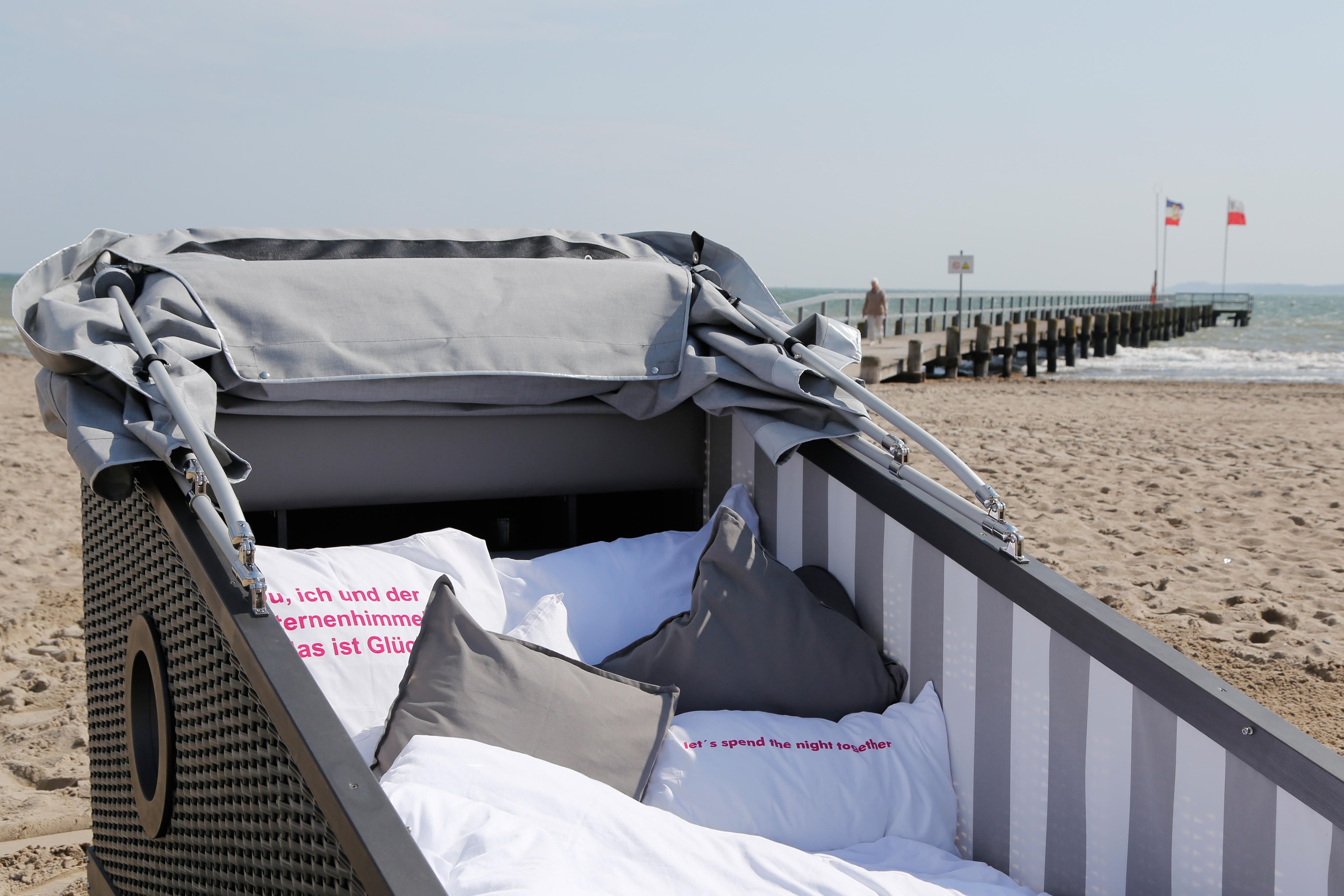 Gemütlich sieht es ja aus: Der Strandkorb zum Übernachten bietet ein Bett am Strand.