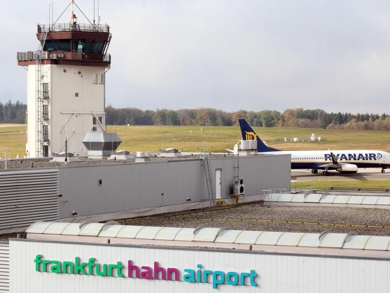 Eine Maschine der Airline Ryanair am Flughafen Hahn im Hunsrück. Foto: Thomas Frey/Artchiv