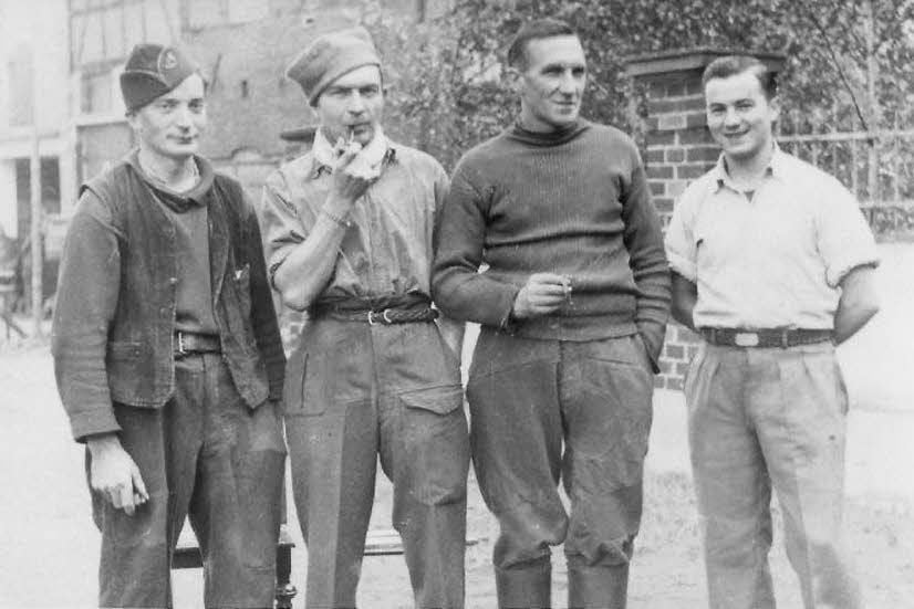 Ingenieur Charles Druneau (rechts) war mit den französischen Gefangenen, darunter Jan Floch (2. v.l.), auf dem Hof vom Bauunternehmer August Heise eingesperrt.