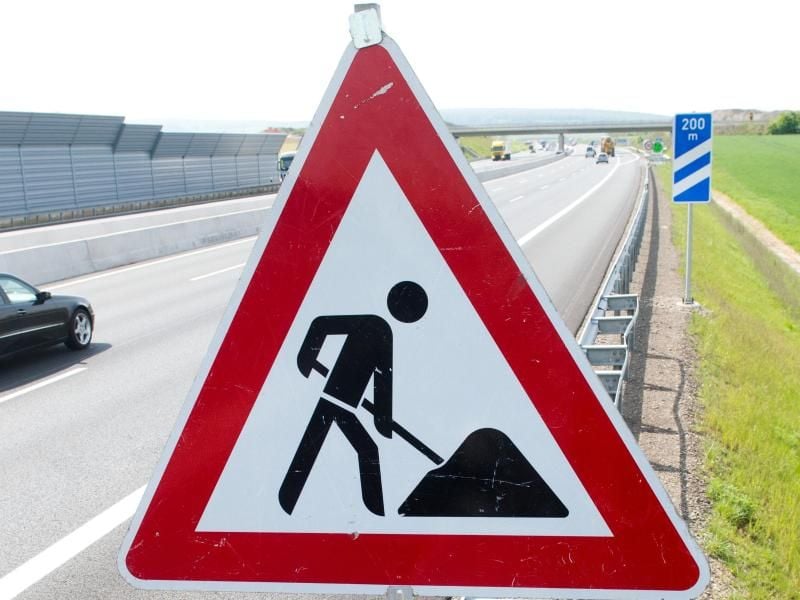 Wegen Bauarbeiten wird die A7 Richtung Hamburg gesperrt. Foto: Julian Stratenschulte/Archiv