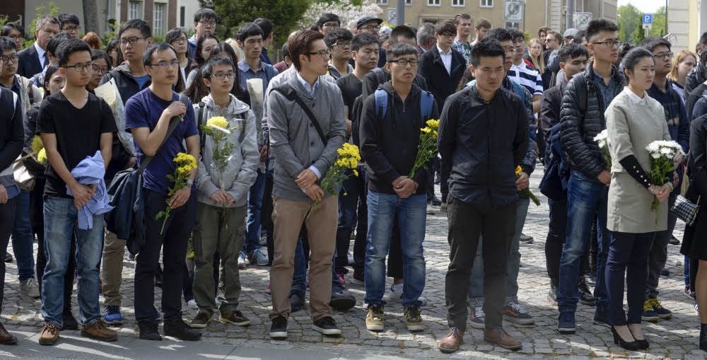 Im Gedenken an die getötete Studentin Yangjie Li versammeln sich viele Chinesen auf dem Seminarplatz in Dessau.