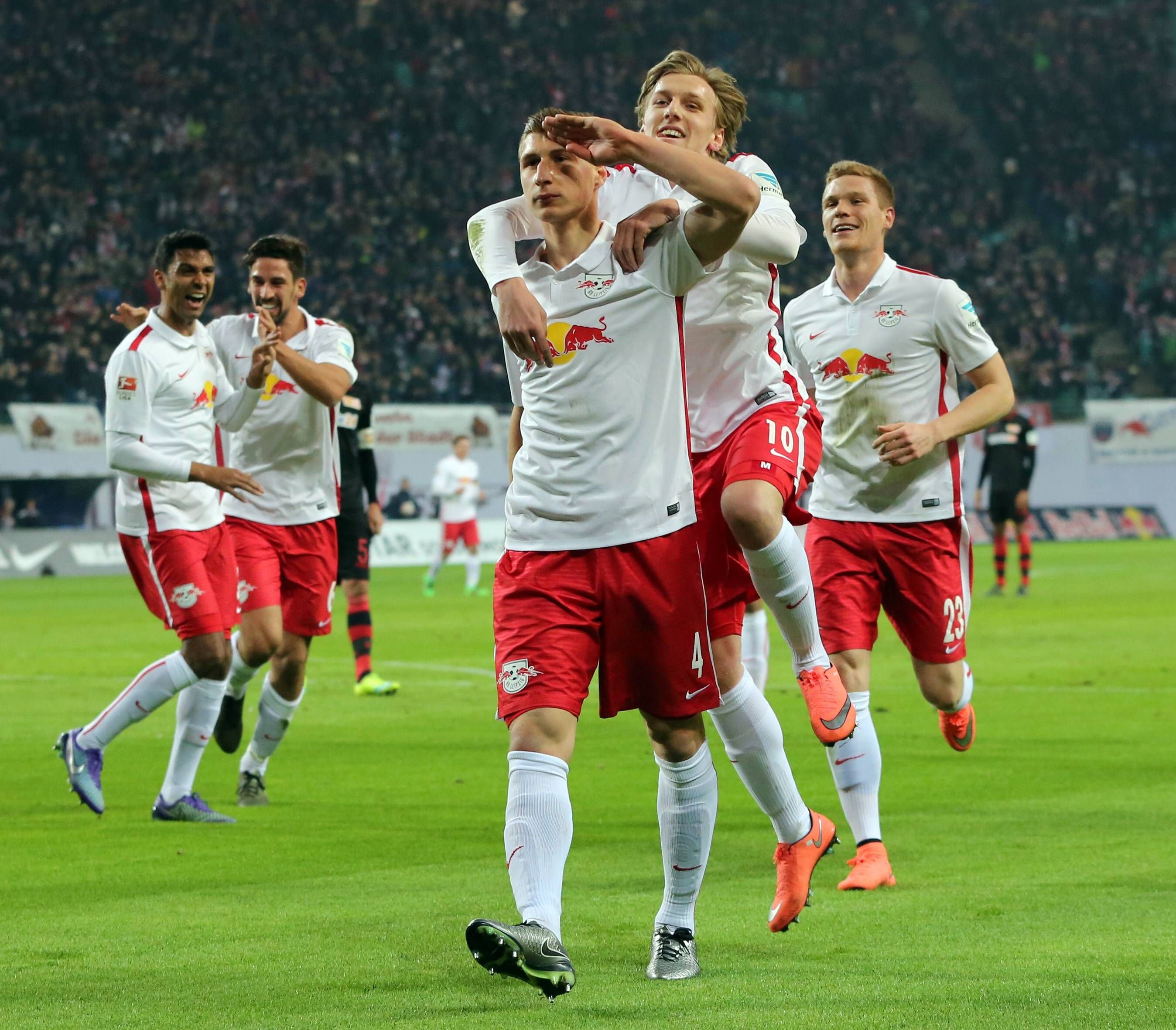 Aufstieg voraus! RB Leipzigs Abwehrspieler Willi Orban (Mitte) wird von den Kollegen für seinen Treffer zum 2:0 gegen Union Berlin bejubelt.