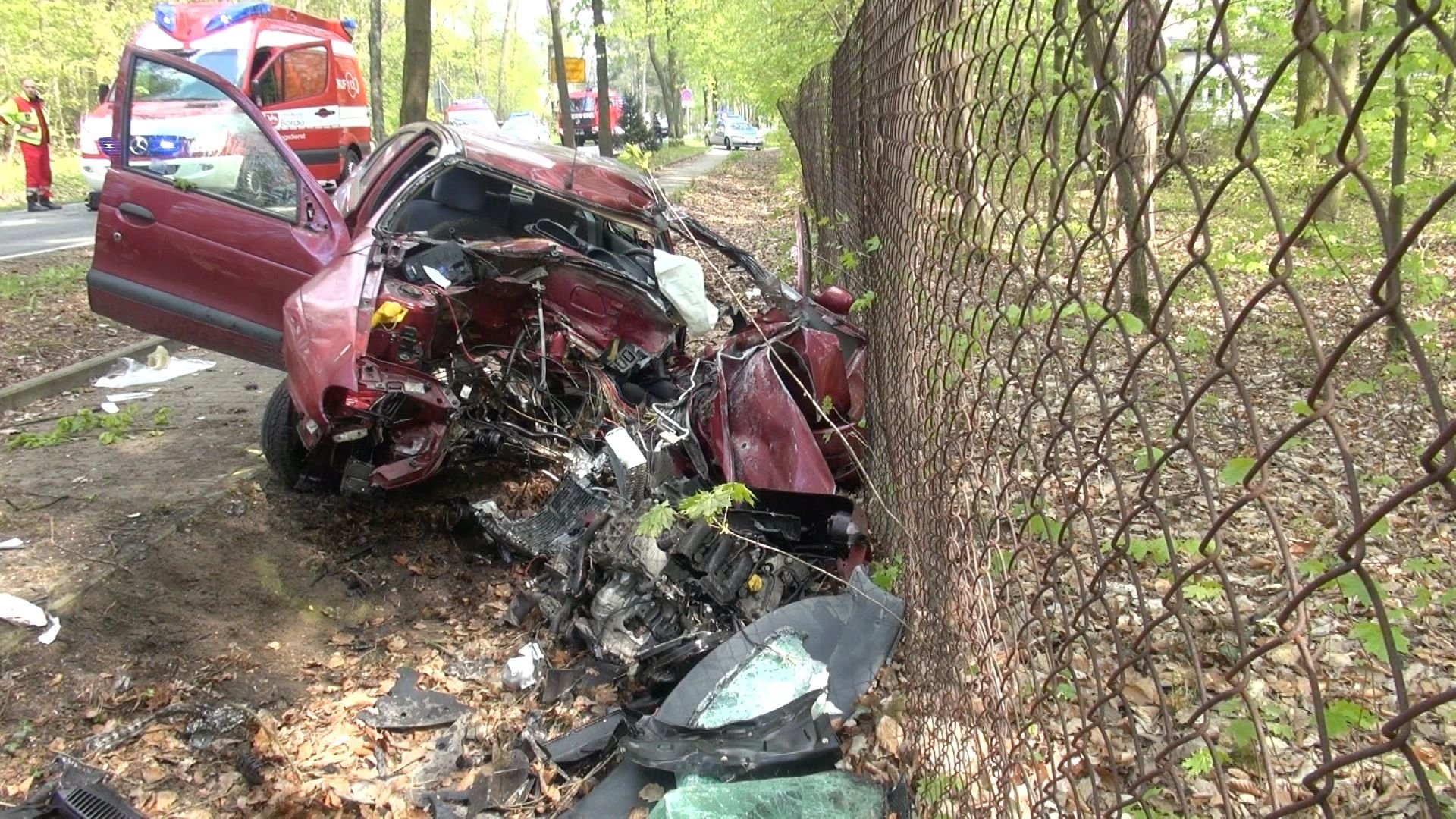 Beim Unfall wurde das Auto zerrissen und der Fahrer eingeklemmt. Die Feuerwehr musste das Unfallopfer bergen. Der Fahrer verstarb infolge seiner schweren Verletzungen.