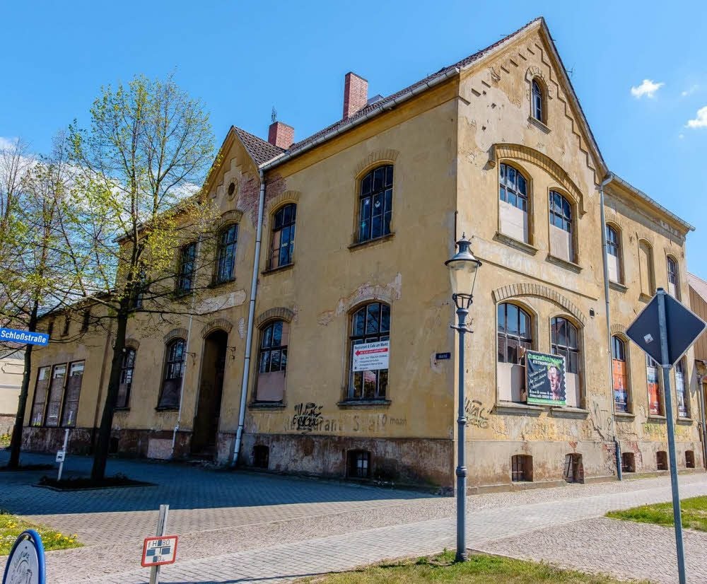 Ein Konzept für die künftige Nutzung der einstigen Gaststätte „Goldenes Horn“ soll bis zum 1. September erarbeitet werden. Vielleicht kommen Verwaltung und Sparkassenfiliale unter ein Dach.