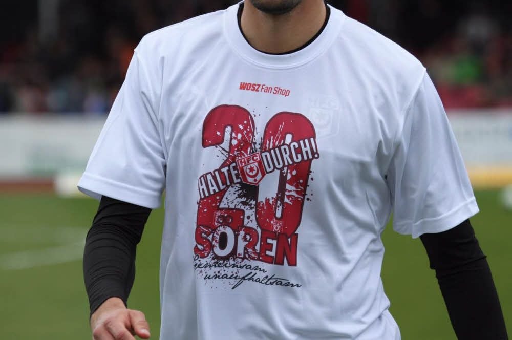 „Sören, halte durch!“, diese Botschaft stand auf den T-Shirts, die die HFC-Kicker in Köln trugen.