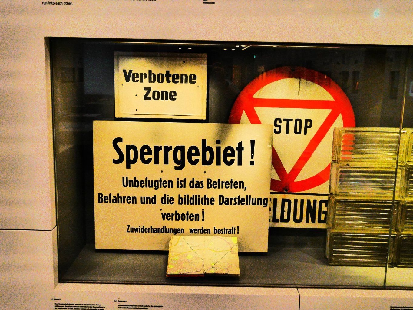 Ausstellungsstücke in der Gedenkstätte Berlin Hohenschönhausen