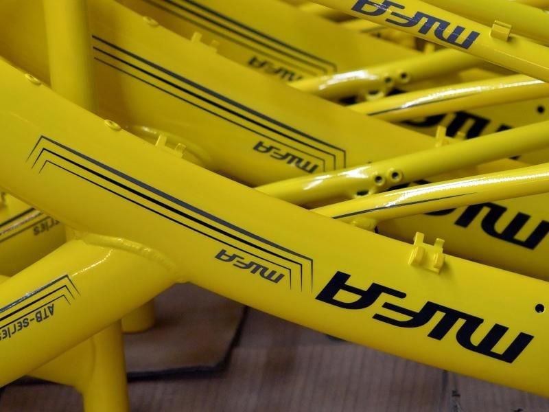 Fahrradrahmen der Marke Mifa stehen in der Produktion in Sangerhausen. Foto: Hendrik Schmidt