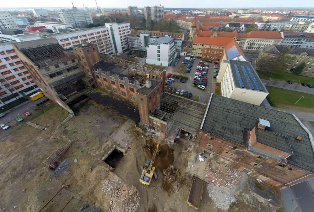 Abgerissen werden das Zwischengebäude, das Gebäude des Eiskellers (im Bild rechts) und der Hofkeller.