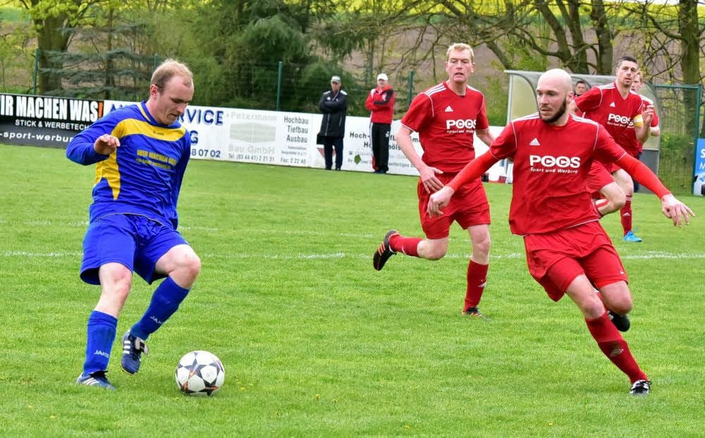 Dustin Fritsch (SV Großgrimma) im Zweikampf mit dem Weißenfelser Abwehrchef Martin Köhler.