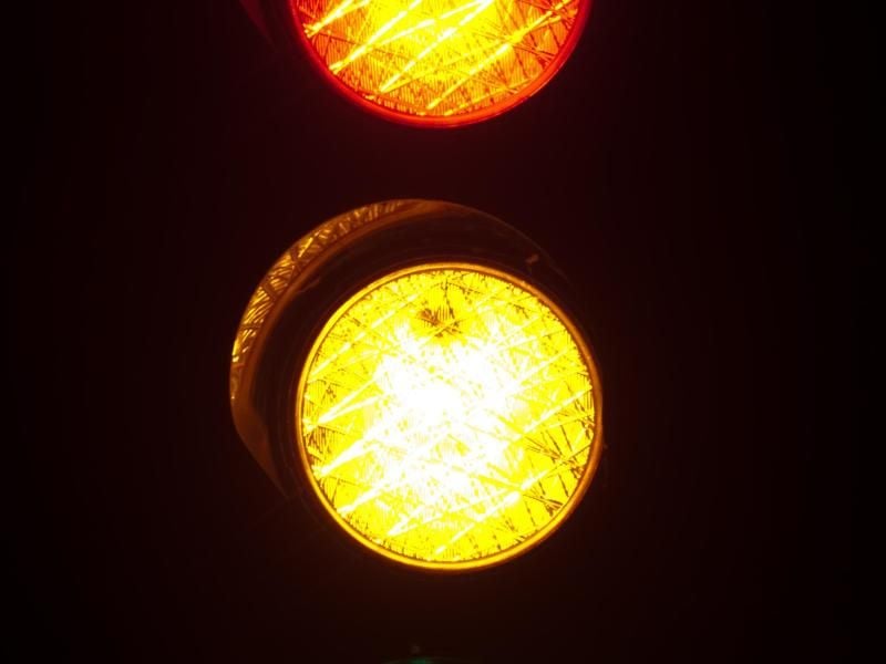 Die Gelbphase einer Ampel hängt von der zulässigen Höchstgeschwindigkeit ab. Sind maximal 50 km/h zugelassen, dann steht die Ampel drei Sekunden auf Gelb. Foto: Bernd Thissen