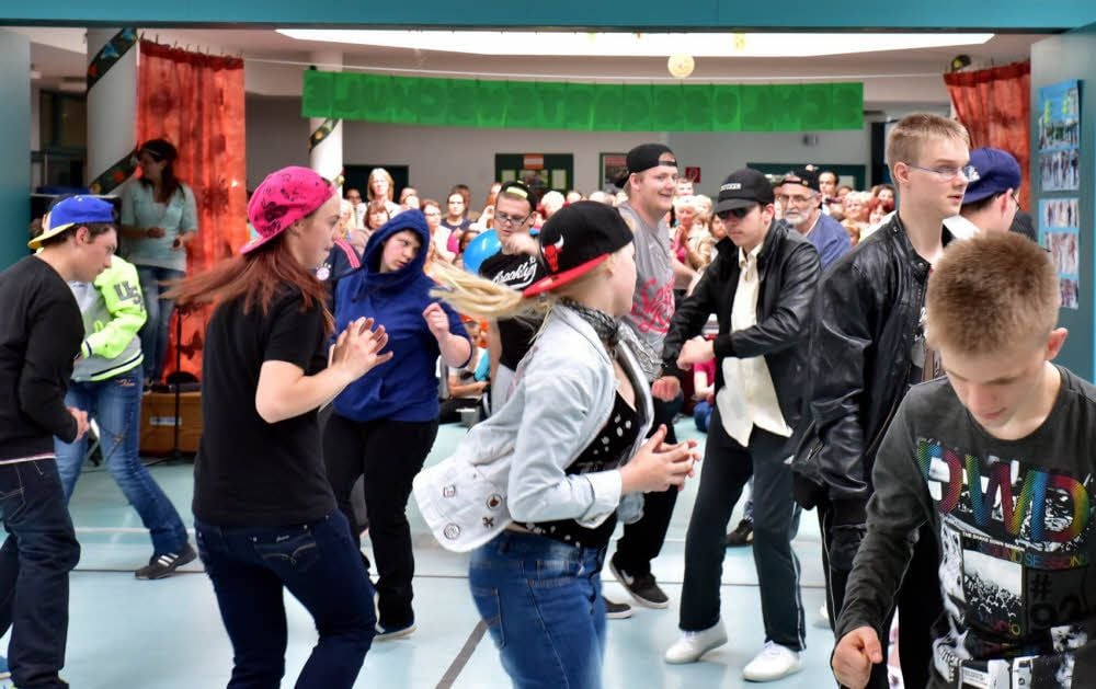 Lieder von Michael Jackson gehen direkt in die Füße und reißen jeden mit. Das wollen auch die Schüler den Gästen beweisen.