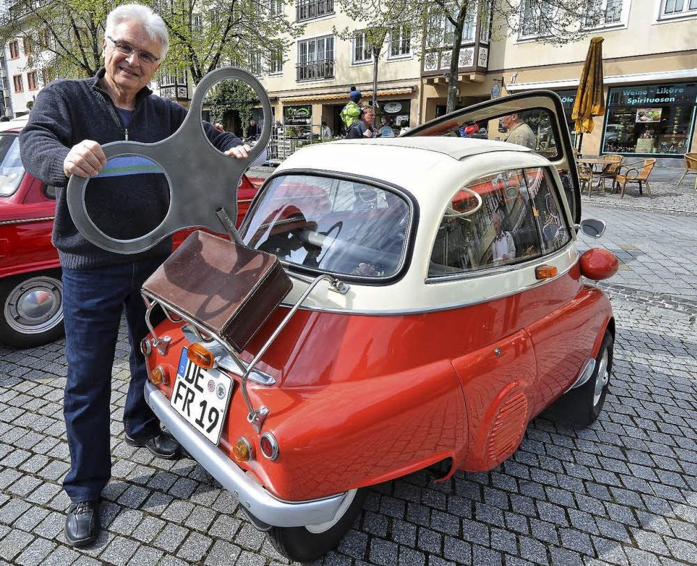 Wolfgang Siewert mit seinem kleinen roten Hingucker: einer Isetta aus dem Jahr 1956.