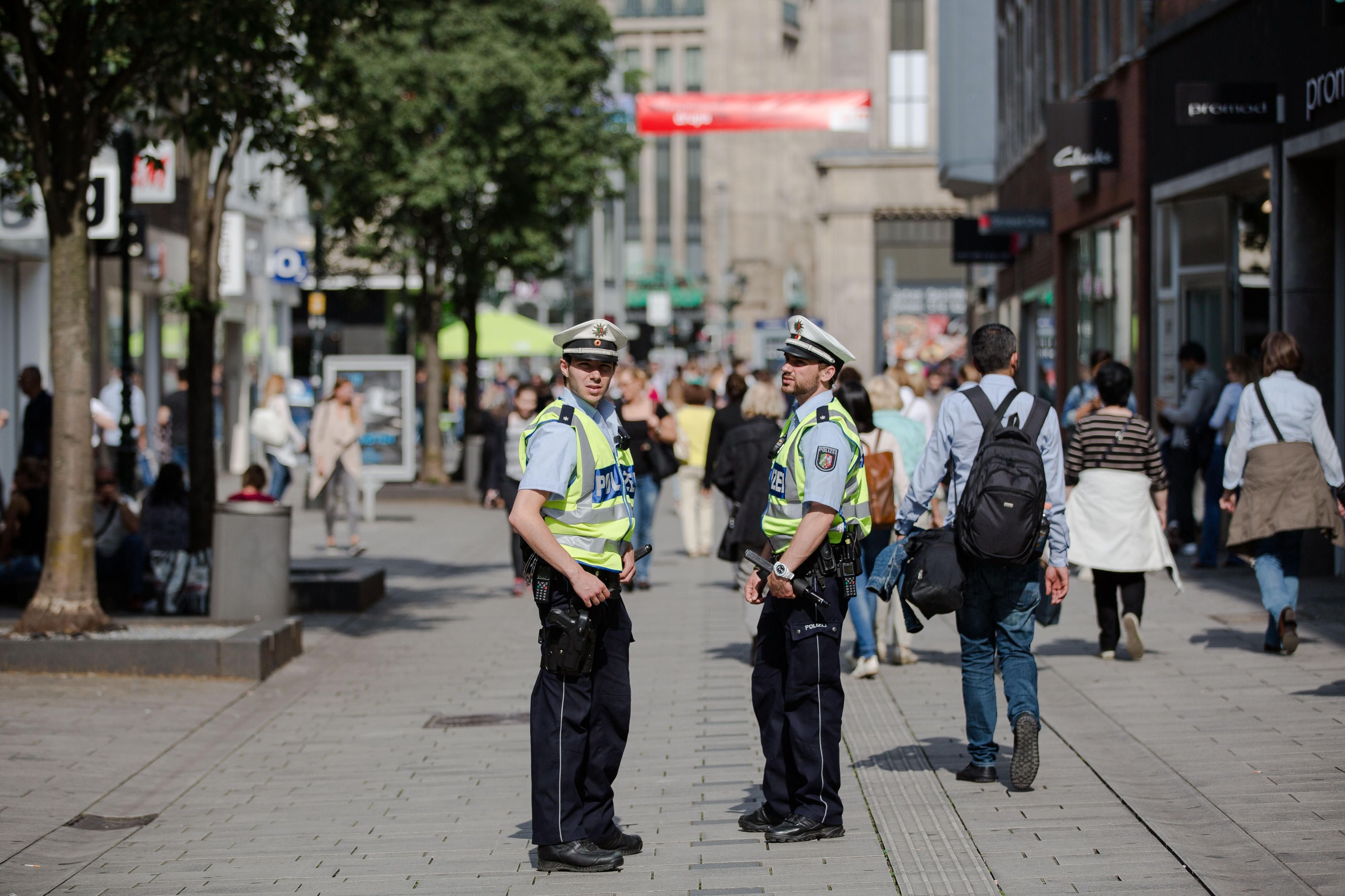Die Düsseldorfer Polizei hat ihre Präsenz in der Altstadt verstärkt.