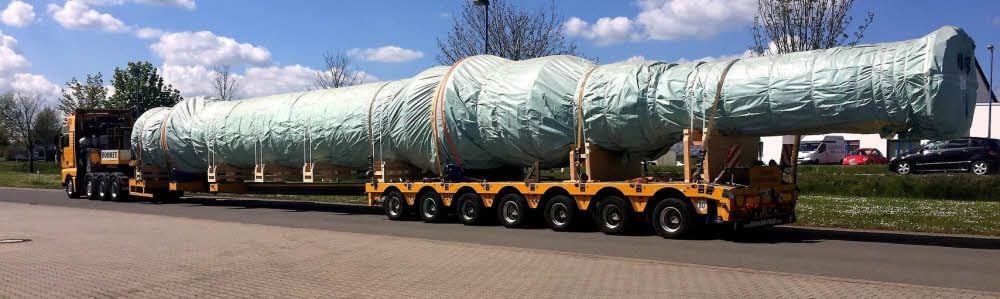 Rund 70 Tonnen bringt das 28 Meter lange Drehrohr auf die Waage. Die gut verpackte Lieferung geht nach Saudi-Arabien.