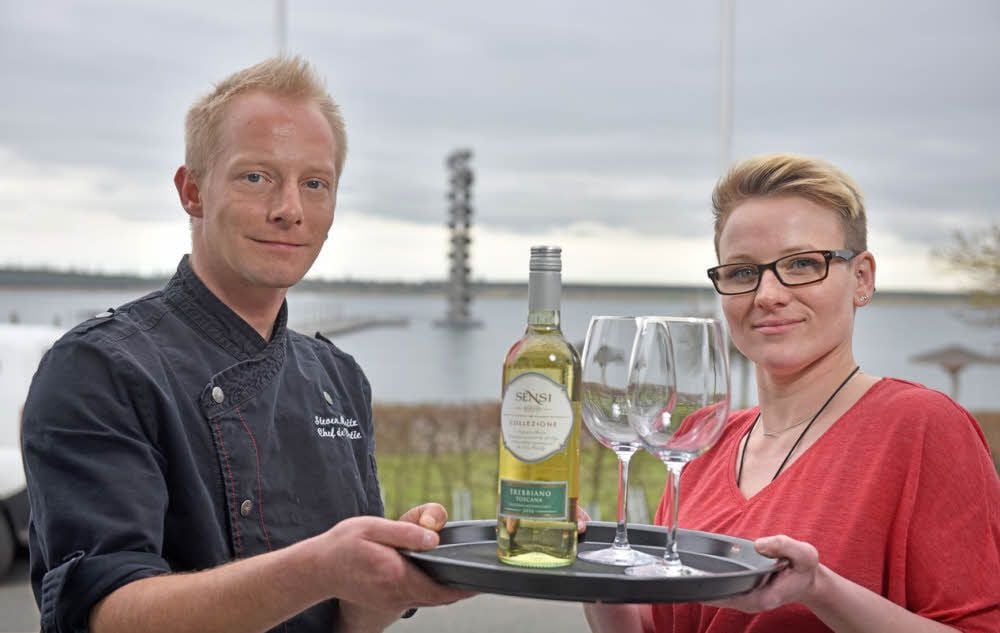 Corali-Restaurantleiterin Selina Turinske und Küchenchef Steven Moritz kredenzen vor atemberaubender Kulisse viele mediterrane Leckereien. Die Feinschmecker-Zweigstelle eines Leipziger Küchenmeisters startet zum ersten Mal am Goitzsche-See in die Saison. Zuvor war in den Räumlichkeiten am Pegelturm das Lokal „Sea View“. Der zehnjährige Pachtvertrag endete 2015.