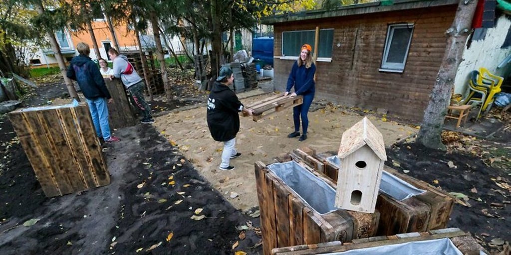 Ein Bauspielplatz entsteht am „Wajut“-Treff in Halle. Hier bauen Jugendliche eine Sitzecke zusammen.