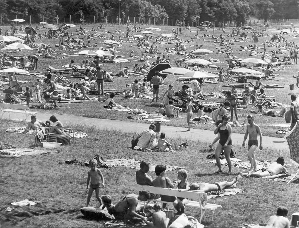 Das Waldbad zur Eröffnung am 15. Mai 1976. Vor dem Baden wurden politische Reden gehalten. Dann ging es ins Wasser.
