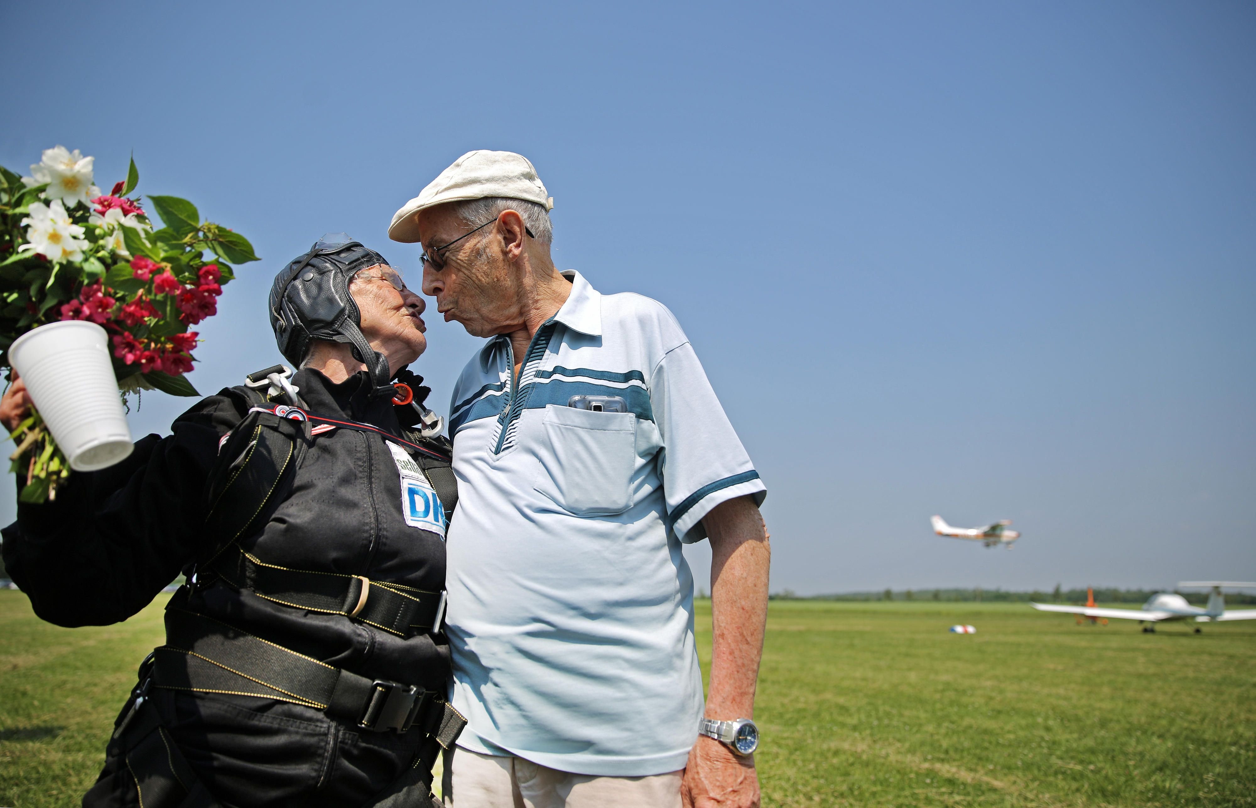 Nach der sicheren Rückkehr auf die Erde gab es für Johanna Quaas ein Küsschen von ihrem Mann Gerhard.