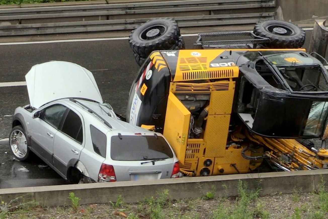 Ein Bagger ist auf der A40 bei Bochum von einem Tieflader auf ein fahrendes Auto gefallen. Der Fahrer des Autos wurde nur leicht verletzt.