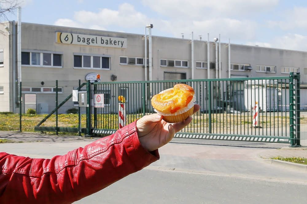 Muffins und Bagels werden in der Großbäckerei Bagel Bakery Droßdorf hergestellt.
