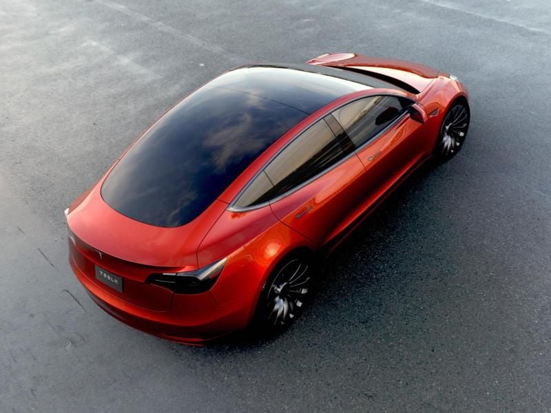 Freie Sicht: Das große Glasdach gehört zu den markanten Merkmalen des fünfsitzigen Tesla Model 3. Foto: Tesla