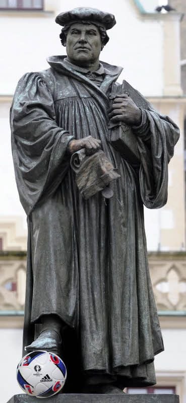 Immer schön den Ball am Fuß: Martin Luther.