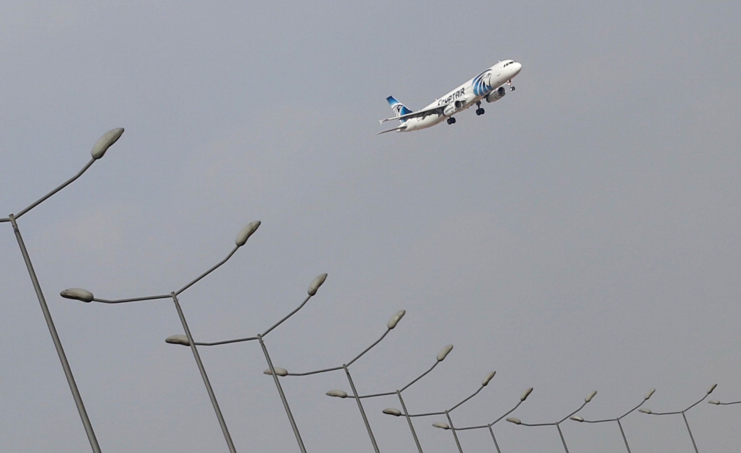 Eine Maschine der EgyptAir landet in Kairo.