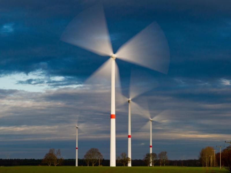 Nach Darstellung von Unions-Fraktionschef Kauder schreitet der Ausbau von Windenergie an Land in «einem Tempo voran, das weder mit dem Korridor noch mit dem Netzzausbautempo in Einklang steht.» Foto: Patrick Pleul/Illustration