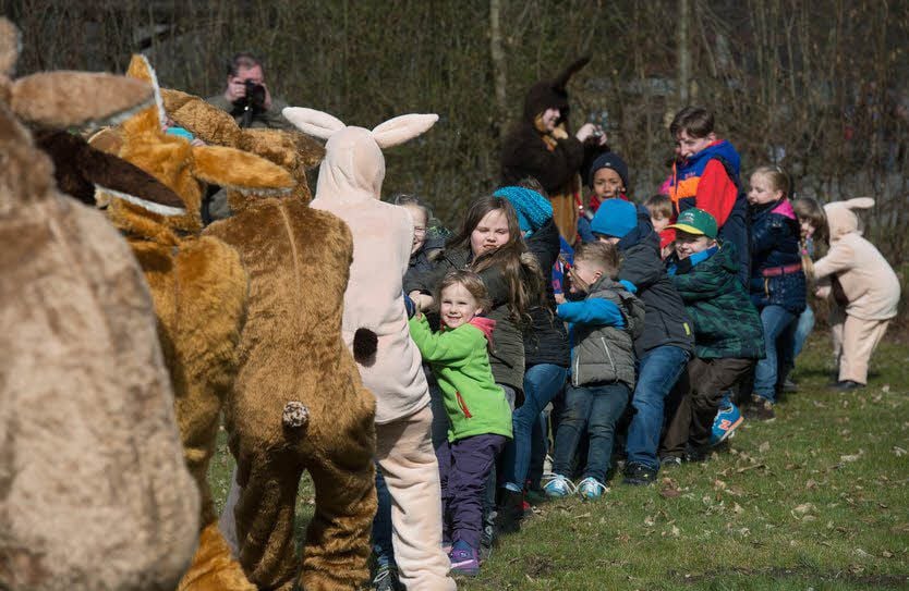Zu den Höhepunkten gehörte das große Tauziehen, bei dem die Kinder gegen die Mannschaft der Osterhasen antraten.
