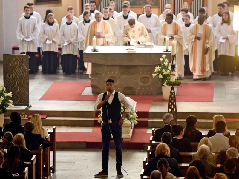 Rapper Lavido in der Marienkirche in Bonn vor dem Sarg von Niklas P. einen Song vor. Foto: Henning Kaiser