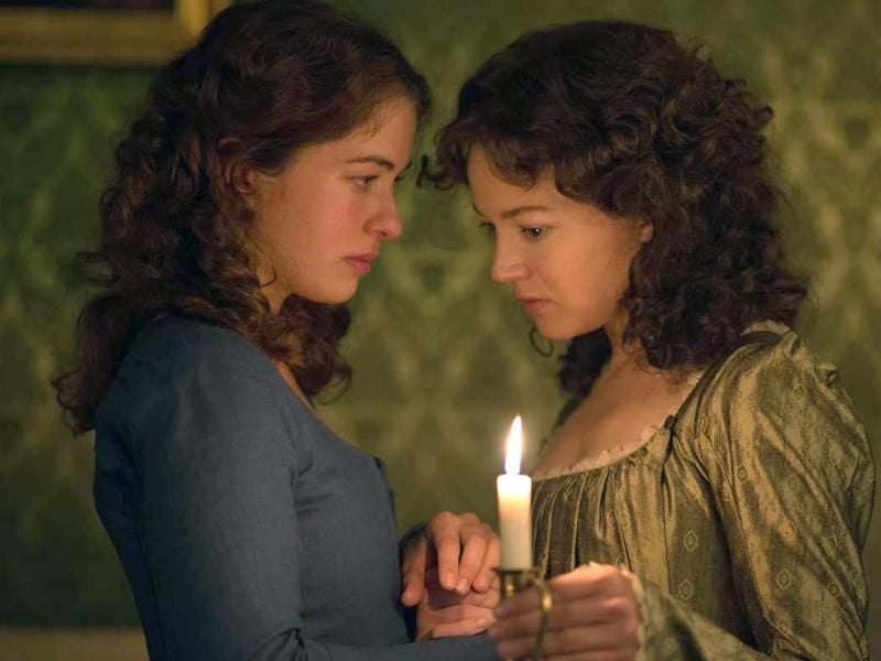 Die Schwestern Charlotte von Lengefeld (Henriette Confurius, li.) und Caroline von Beulwitz (Hannah Herzsprung). Foto: WDR