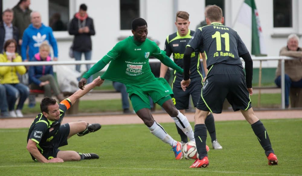 Der Annaburger Angreifer Dosseh Bruce (am Ball), hier gegen Ramsin, erhielt im Landesliga-Derby gegen Eintracht Elster die Rote Karte.