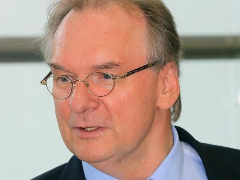 Reiner Haseloff (CDU) sitzt im Plenarsaal vom Landtag in Magdeburg. Foto: Peter Gercke/Archiv