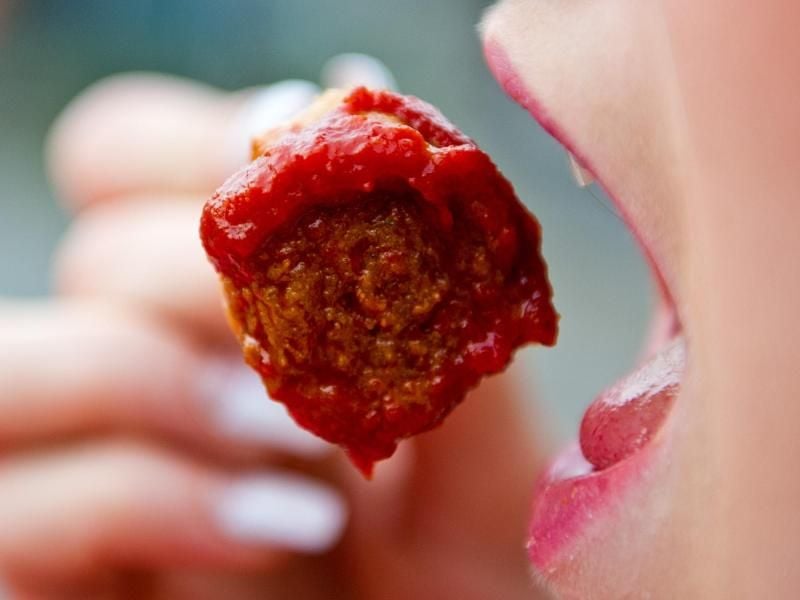 Wer an einer Binge-Eating-Störung leidet, hat die Nahrungsaufnahme zeitweise nicht mehr unter Kontrolle. Foto: Daniel Bockwoldt