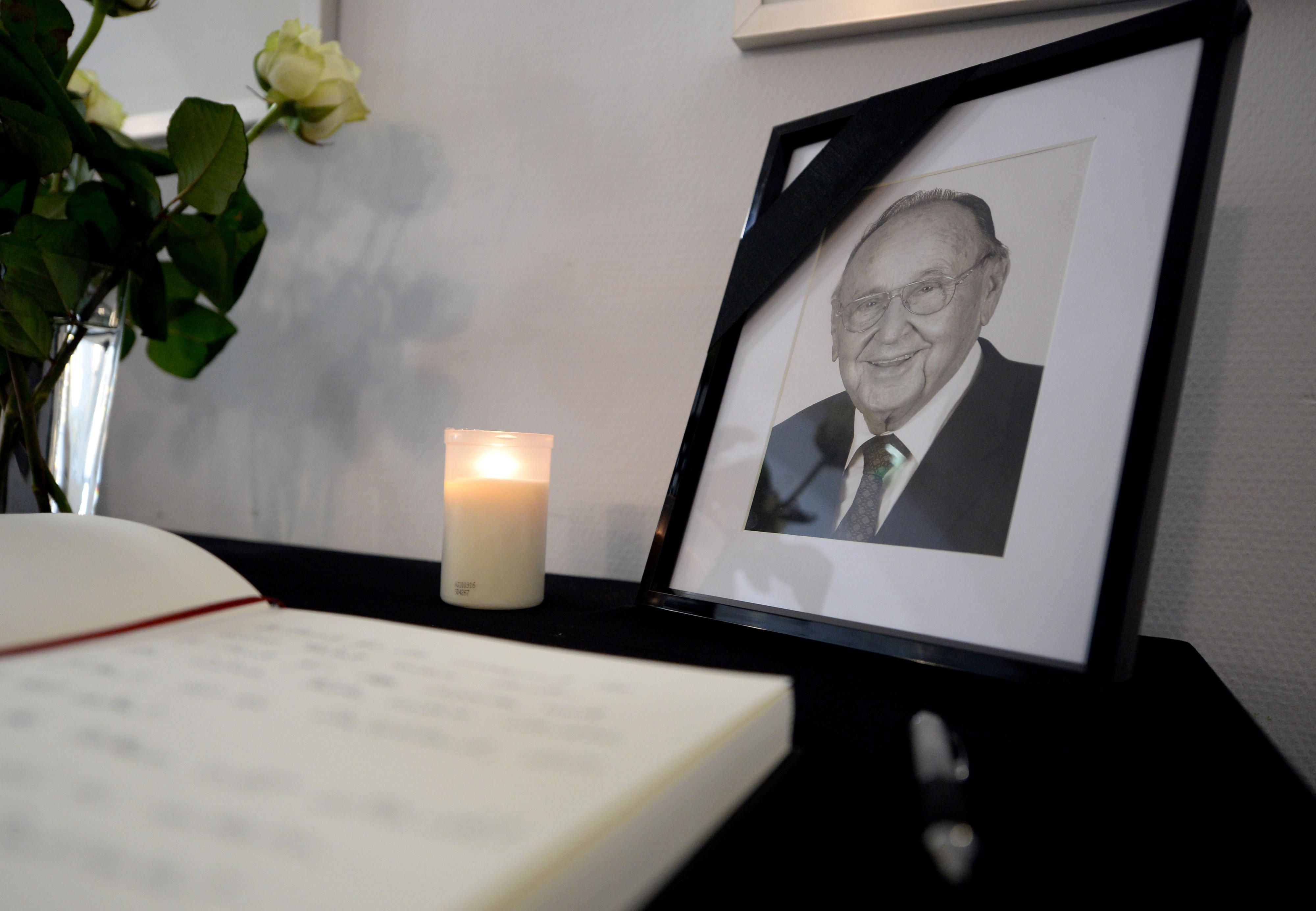 Das Kondolenzbuch für den verstorbenen FDP-Politiker Hans-Dietrich Genscher in der FDP-Zentrale