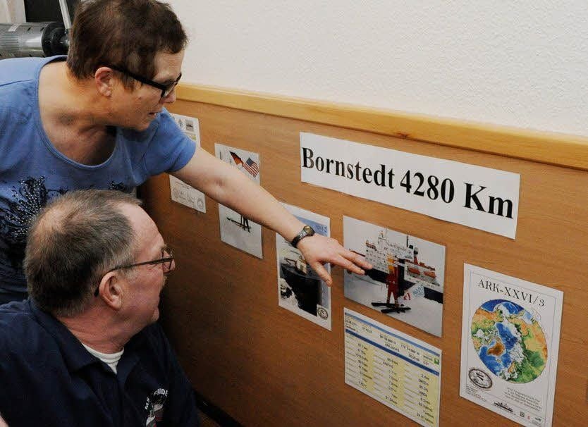 Klaus Elsner schaut sich mit seiner Frau Marianne Erinnerungsstücke an.
