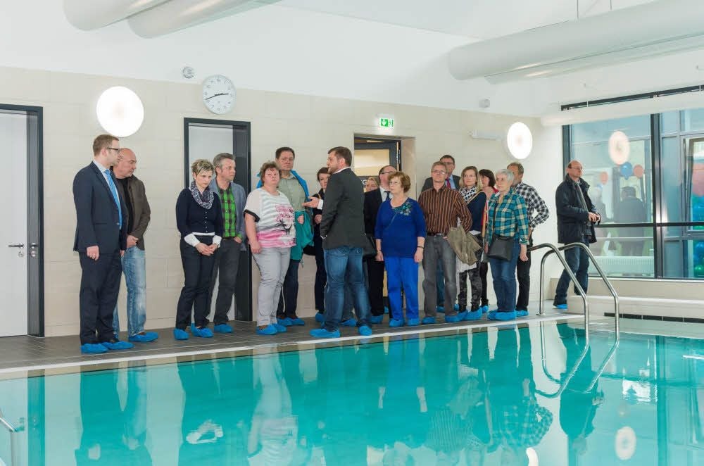 Rundgang am Eröffnungstag: Architekt Christian Herold gibt Erläuterungen zum technischen Stand des Kösalina.