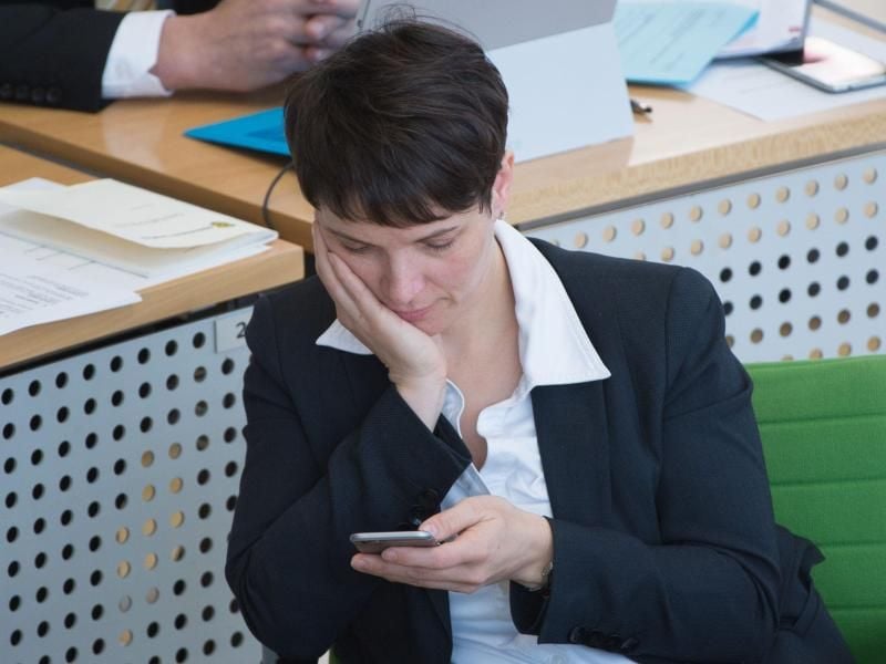 AfD-Vorsitzende Frauke Petry im Sächsischen Landtag. Laut einer Umfrage vertrauen AfD-Anhänger CSU-Chef Seehofer mehr als ihrer eigenen Chefin. Foto: Sebastian Kahnert