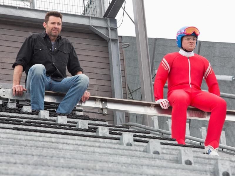 Hugh Jackman (l.) als Trainer Bronson Peary des sympathischen Skispringers Eddie (Taron Egerton). Foto: 20th Century Fox