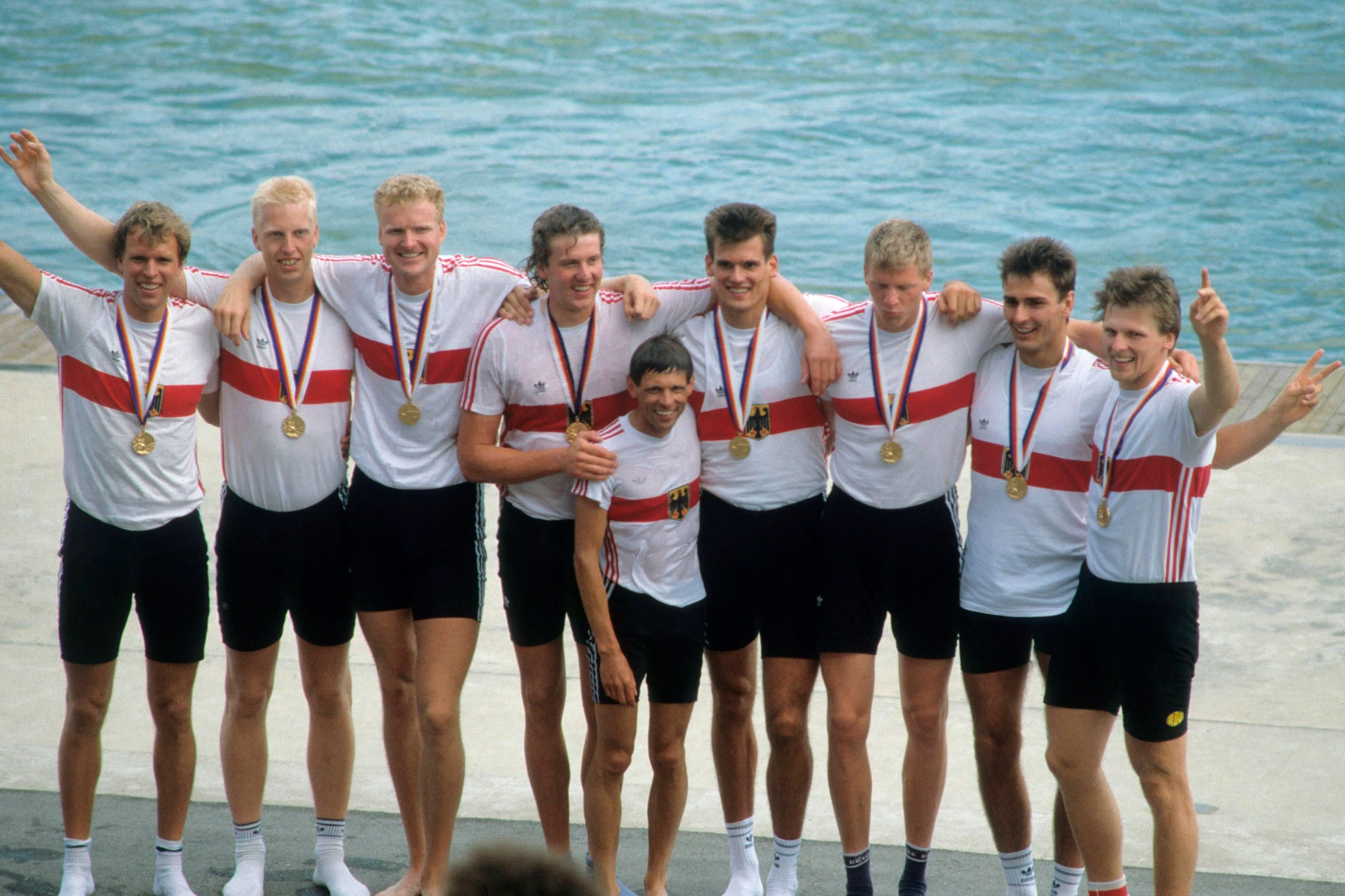 Die Ruder-Olympiasieger von 1988. Armin Eichholz (4. v. Li.) wechselt zur Mibrag.