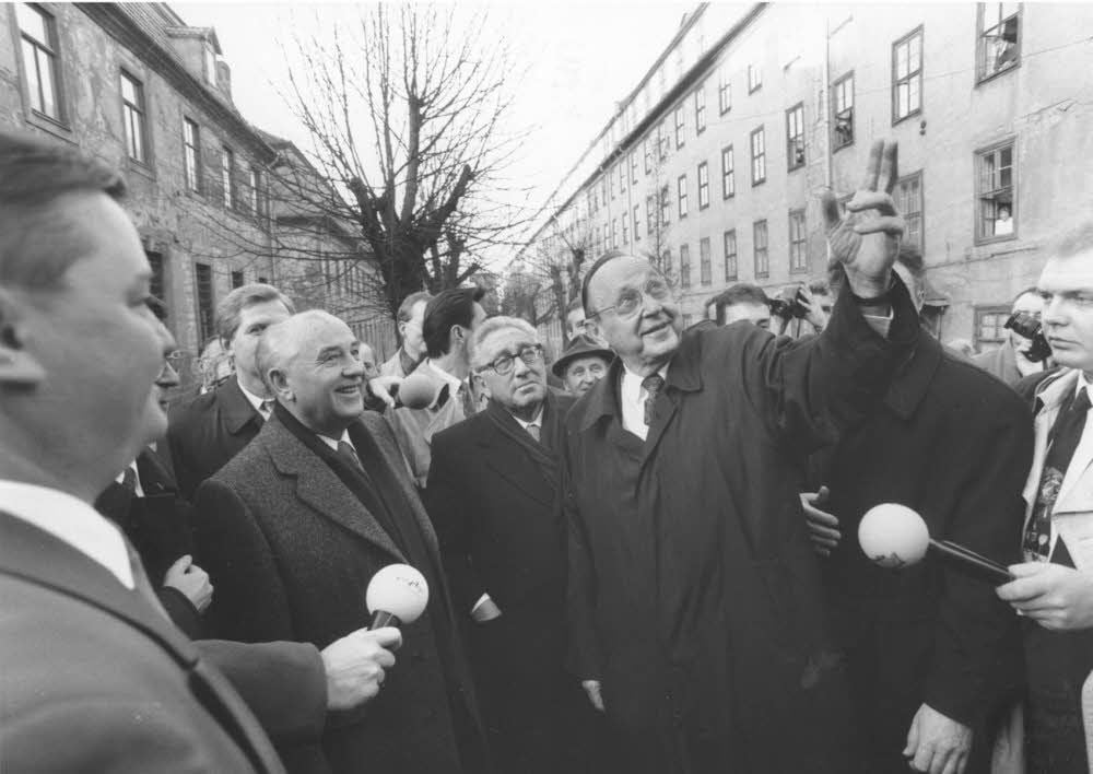 Männer, die Geschichte schrieben: Gorbatschow, Kissinger und Genscher (von links) 1993 in Halle.
