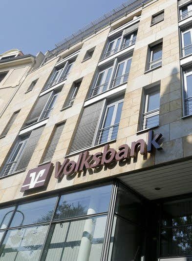 Das Hauptgebäude der Volksbank in der Wilhelm-Külz-Straße in Halle.