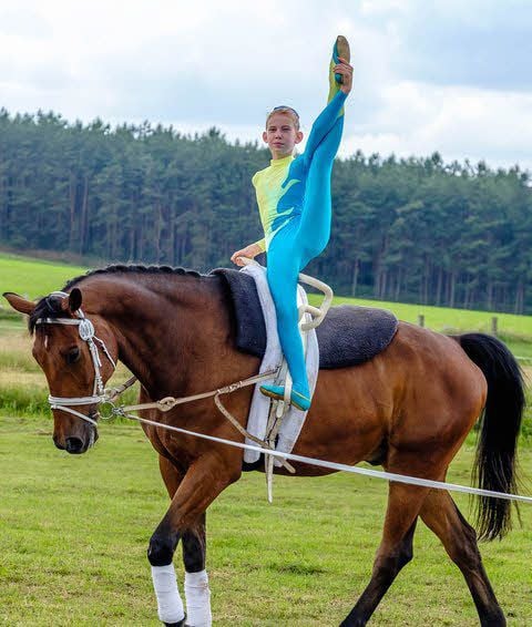 Jolina bei einer Übung mit ihrem Pferd Crazy.