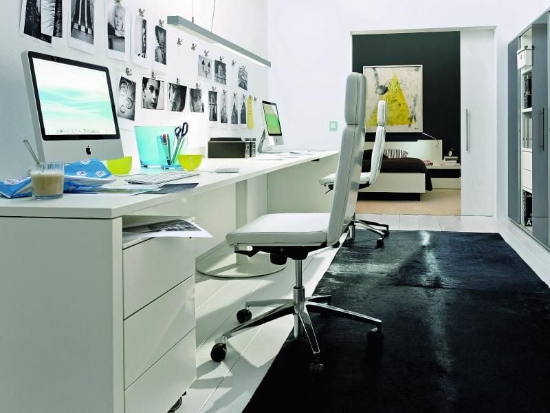 Ein weißer Schreibtisch im Arbeitszimmer zu Hause schont die Augen beim Arbeiten. Foto: DGM/Hülsta