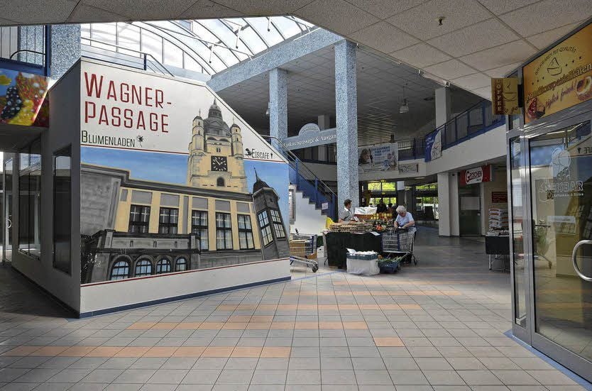 Ein quirliges Stadtteilzentrum sieht anders aus: Das Erdgeschoss der Wagner-Passage ist seit langem von Leerstand geprägt.